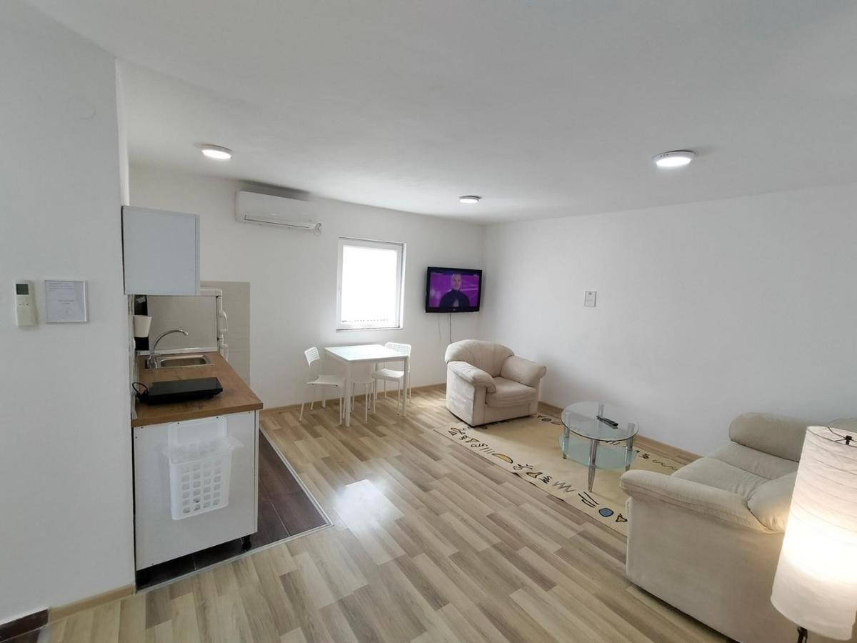A1 - Airport Belgrade Apartment Екстер'єр фото