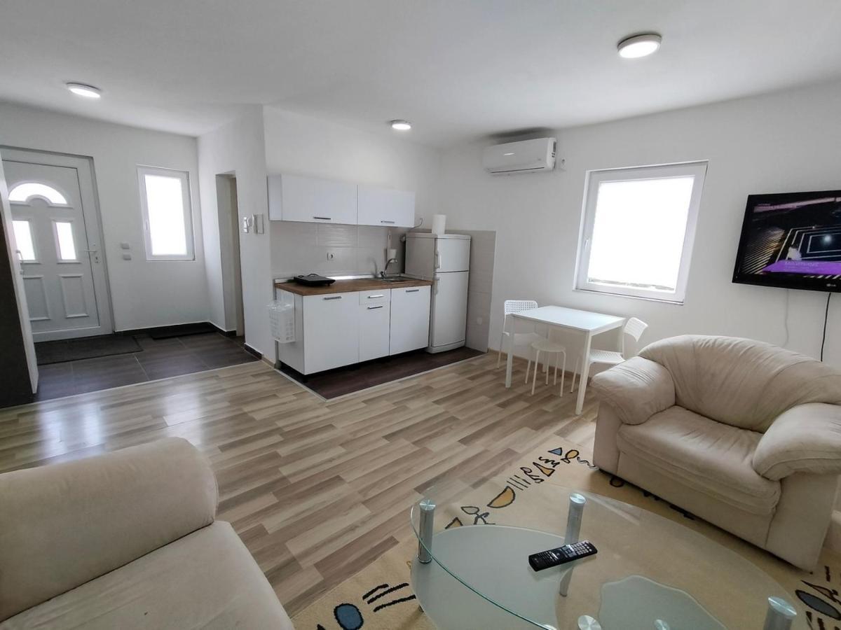 A1 - Airport Belgrade Apartment Екстер'єр фото