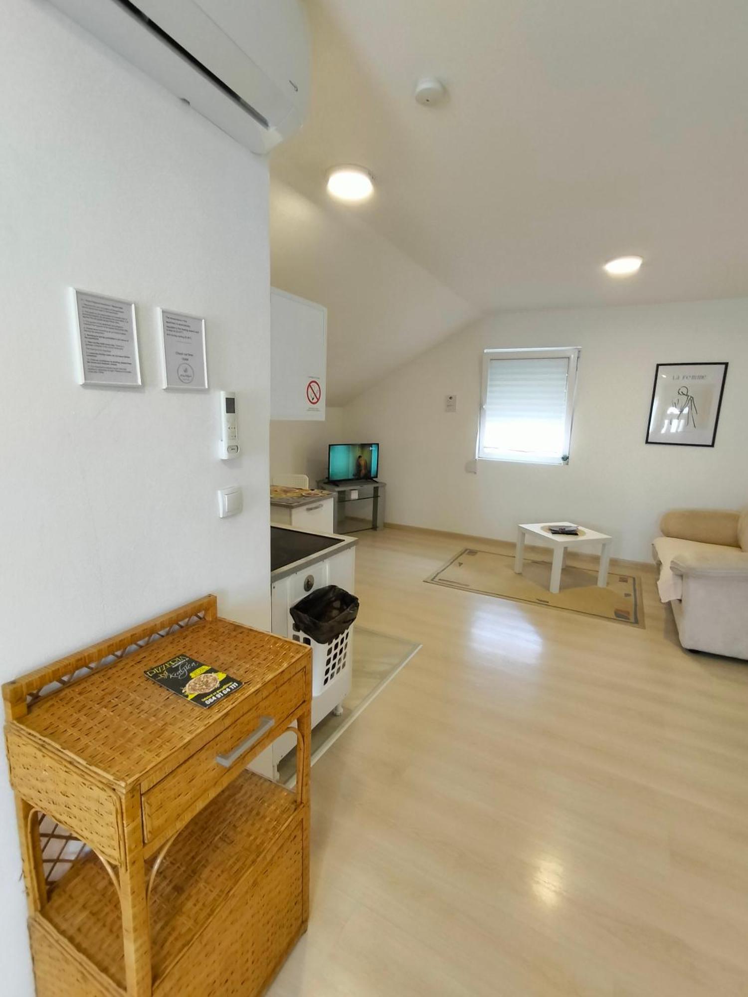 A1 - Airport Belgrade Apartment Екстер'єр фото